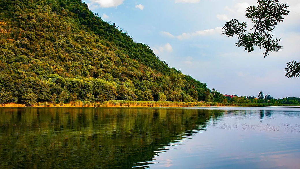 a soli 60 minuti da milano c'è il lago più trasparente d'europa: il gioiello segreto perfetto per l'autunno