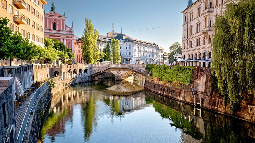 viaggiare low cost d'autunno: 5 capitali europee da urlo dove si dorme con meno di 100 euro a notte