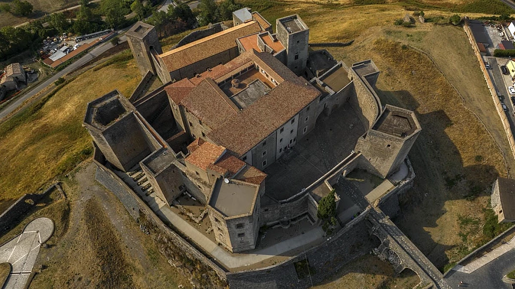 ai piedi del vulcano spento sorge la gigantesca fortezza normanna che cambiò per sempre la storia d'europa