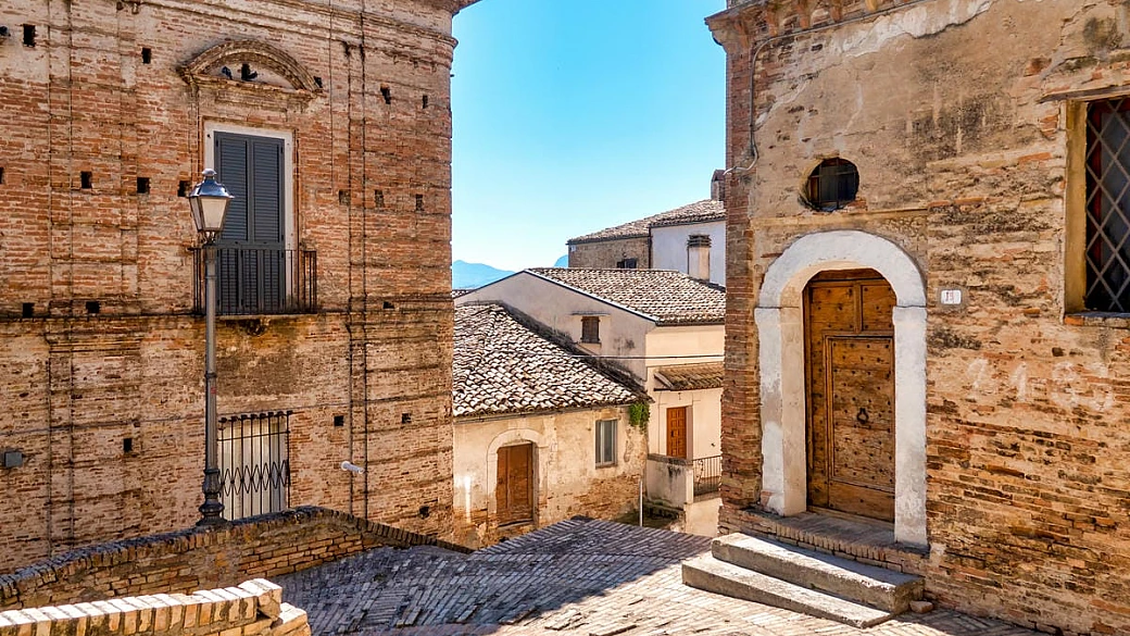 abruzzo, la città del mattone è una piccola roma su 4 colli tra l'adriatico e il gran sasso