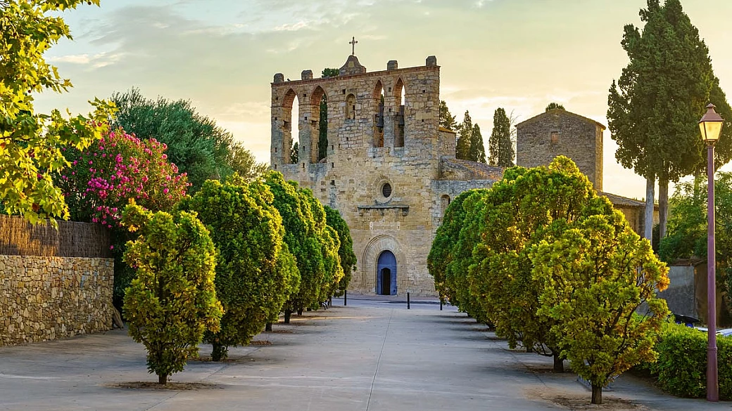 non fermarti a barcellona: 5 borghi sconosciuti a due passi dalla città perfetti per un weekend