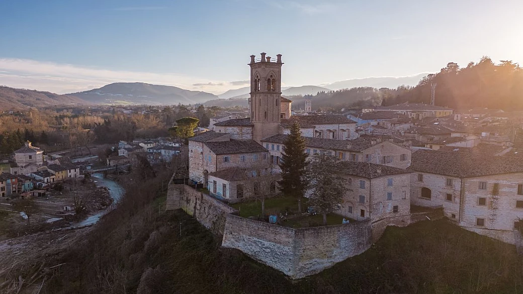100 chiese e un gruppo di statue che risale a 2000 anni fa: nelle marche c'è il borgo conteso della regione