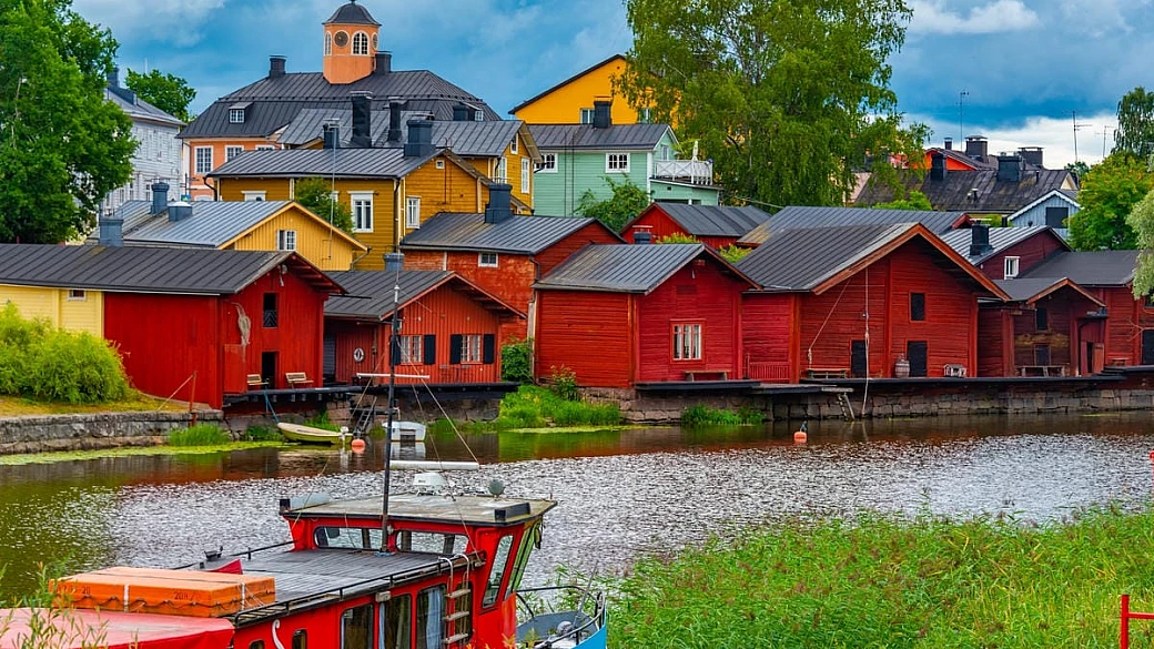 la chiamano la venezia del nord: la città sull'acqua formata da case di legno colorate perfette per l'autunno