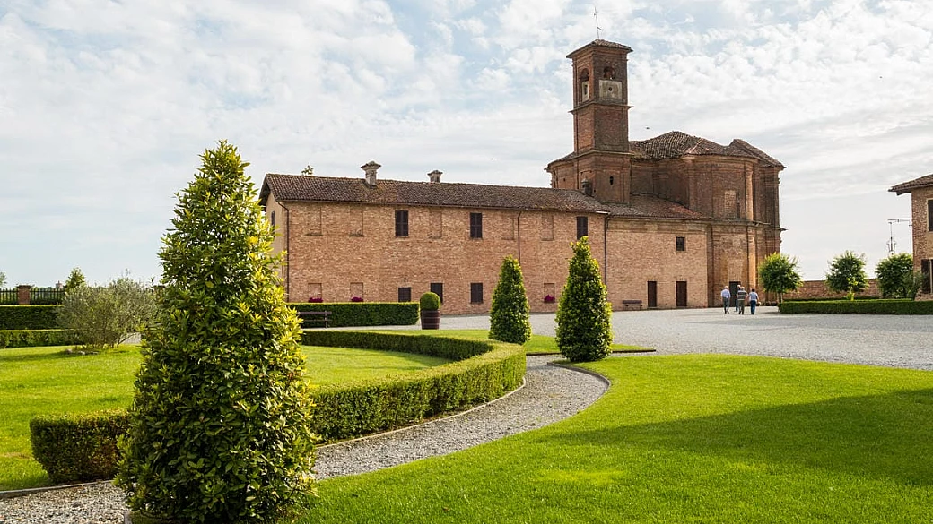 ha 900 anni di storia ed è l'unico principato segreto d'italia: il mistero dell'abbazia nascosta tra le risaie del nord