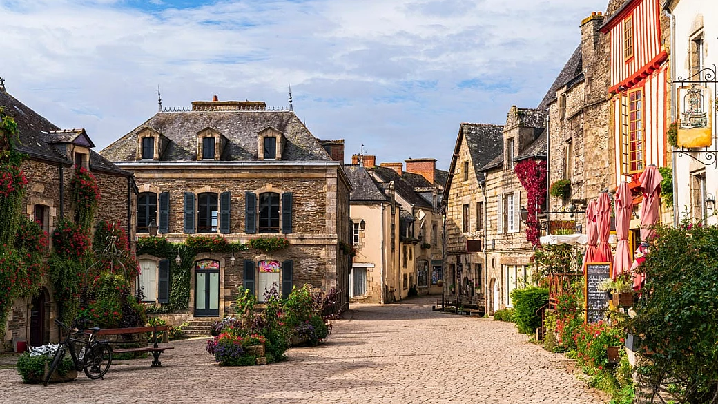 case a graticcio e vicoli incantati: a poche ore dall'italia c'è il villaggio francese che sembra uscito da una fiaba
