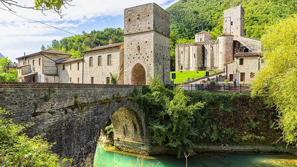 la piccola frazione immersa tra le rocce è il posto giusto per regalarsi un weekend di relax e benessere