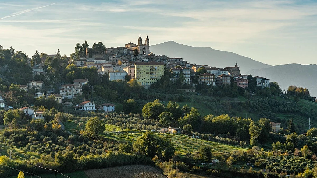 il comune più lungo d'italia si trova in abruzzo: 30 lettere e 6 parole, ci vuole fiato anche solo a pronunciarlo