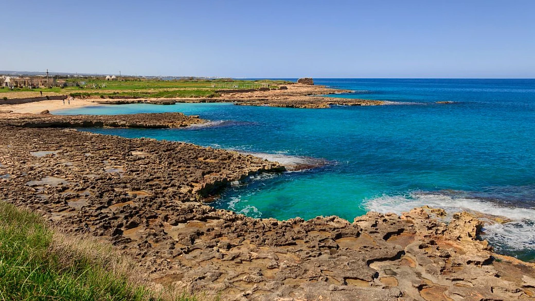 il nome potrebbe trarti in inganno: siamo in puglia, e in questo borgo mare e terra sembrano abbracciarsi