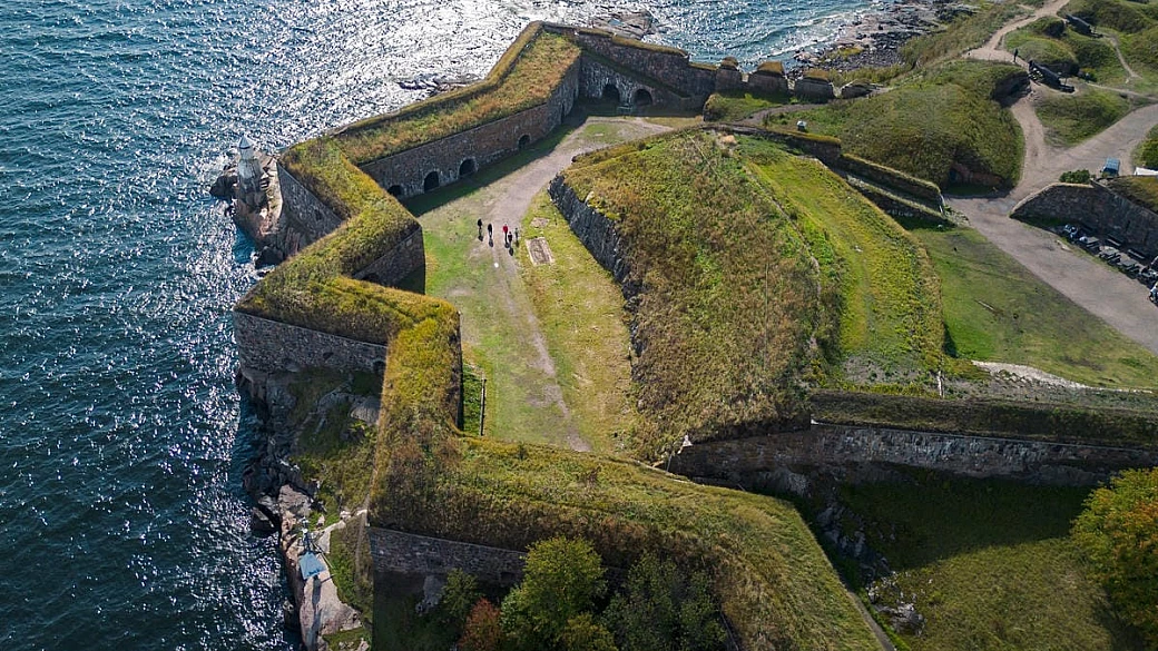 una gigantesca fortezza che unisce 6 isole in mare aperto: l'incredibile baluardo di 80 ettari costruito 300 anni fa