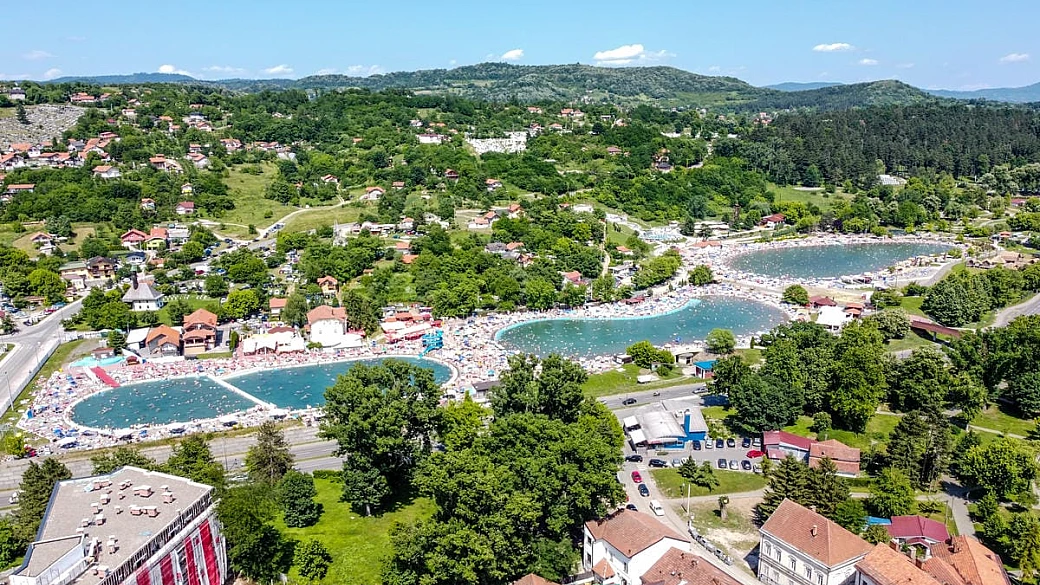 sembra di stare ai caraibi ma sei nel cuore dell'europa: qui c'è il mare salato nascosto tra le montagne