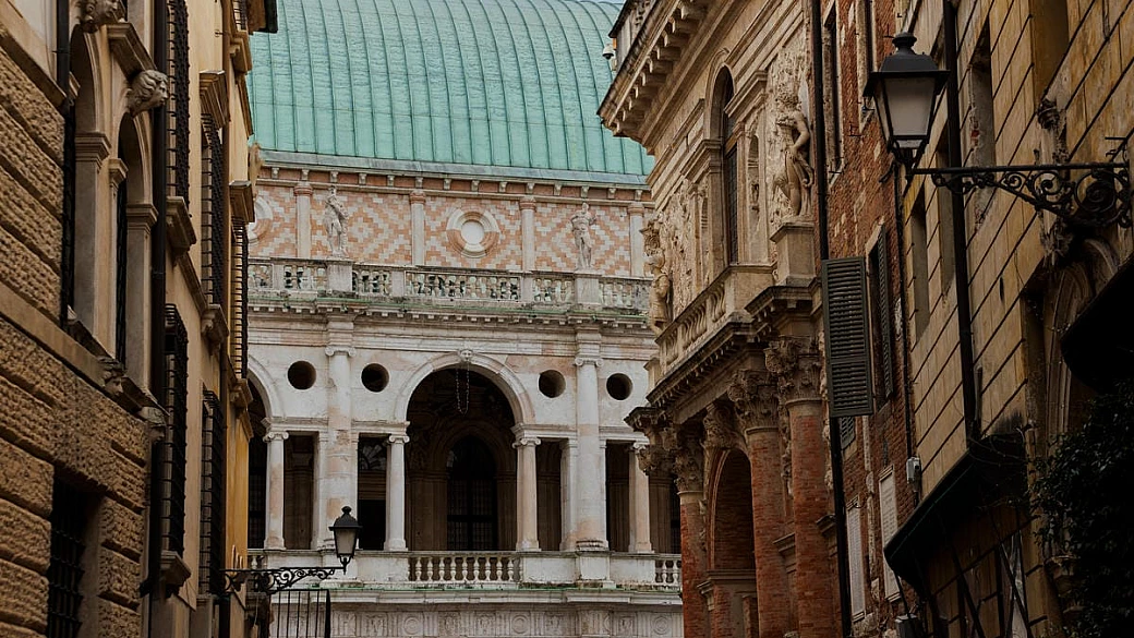 la città che sta battendo anche venezia: qui l'arte è dappertutto e ogni casa sembra un museo