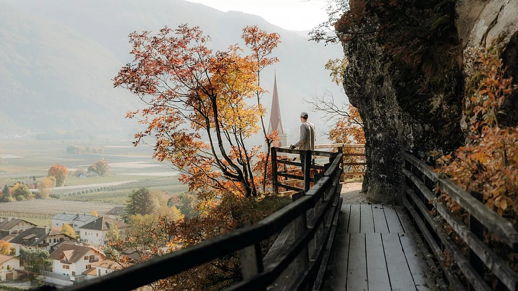 le autostrade dell'acqua dell'alto adige: i sentieri secolari dove camminare in autunno tra castagne e vino nuovo