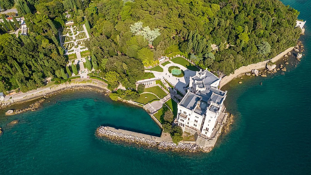 sembra una nave di pietra nel mare: il castello che domina la costa più scenografica del friuli