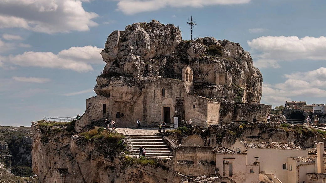 tra i sassi c’è una chiesa scavata nella roccia: il volto più antico di matera è sottoterra