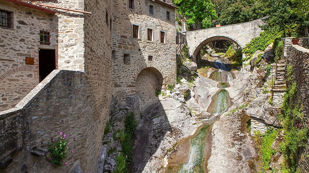 l'eremo segreto nascosto nei boschi della toscana: il rifugio di pace fondato 800 anni fa da san francesco