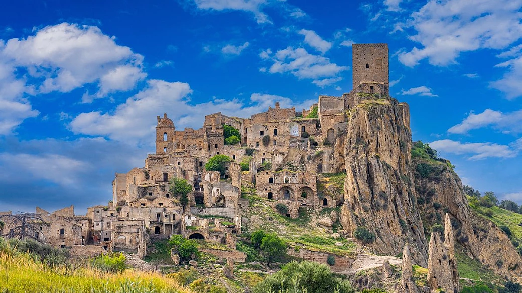 i luoghi più misteriosi d’italia da visitare ad halloween: castelli, borghi fantasma e storie da brivido