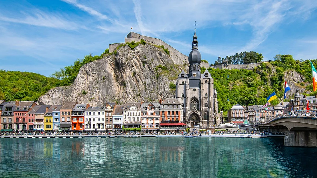 una chiesa schiacciata tra il fiume e una parete immensa: la città europea che sembra un'illusione