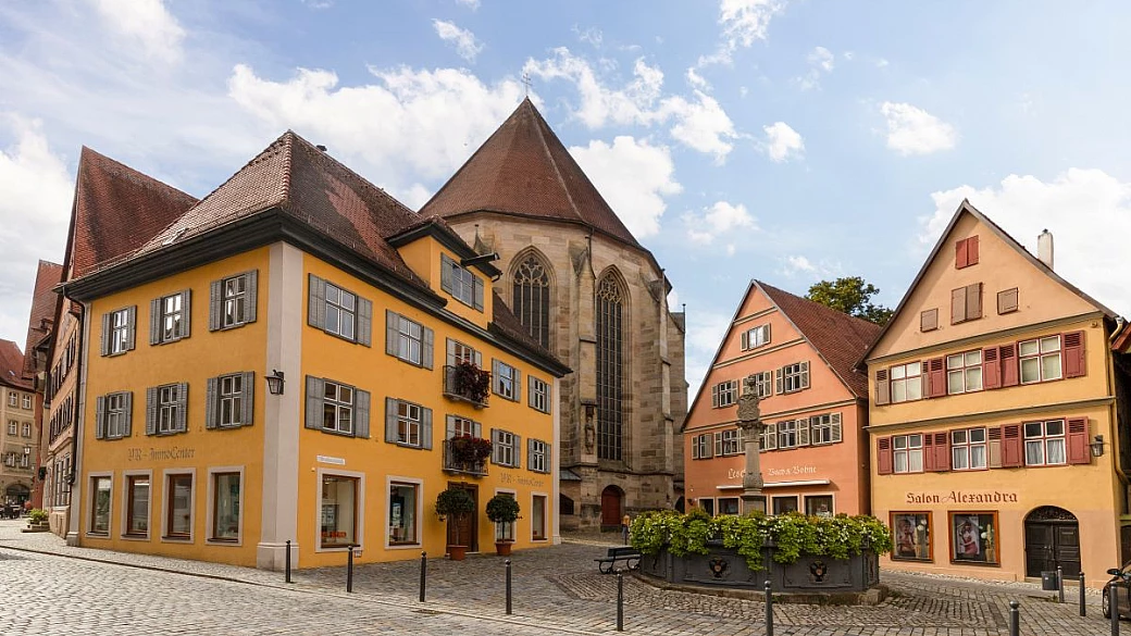germania, la città simbolo del medioevo è ancora oggi protetta da 16 torri e 4 porte monumentali
