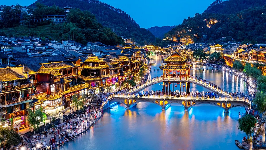 cina, la venezia dell'oriente è l'antica città costruita sulle palafitte bagnate dal fiume