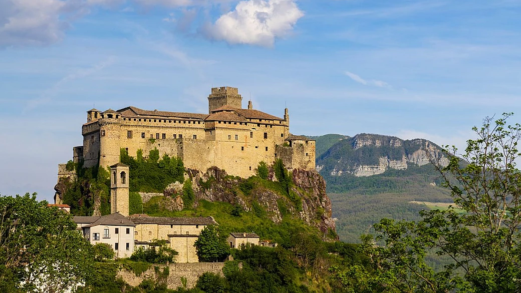 una fortezza gigantesca aggrappata alla roccia e la leggenda di un fantasma che attraversa i secoli