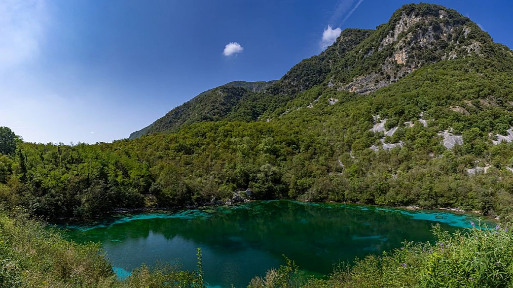sotto le montagne c’è un lago verde che nessuno racconta abbastanza: il friuli più silenzioso è qui