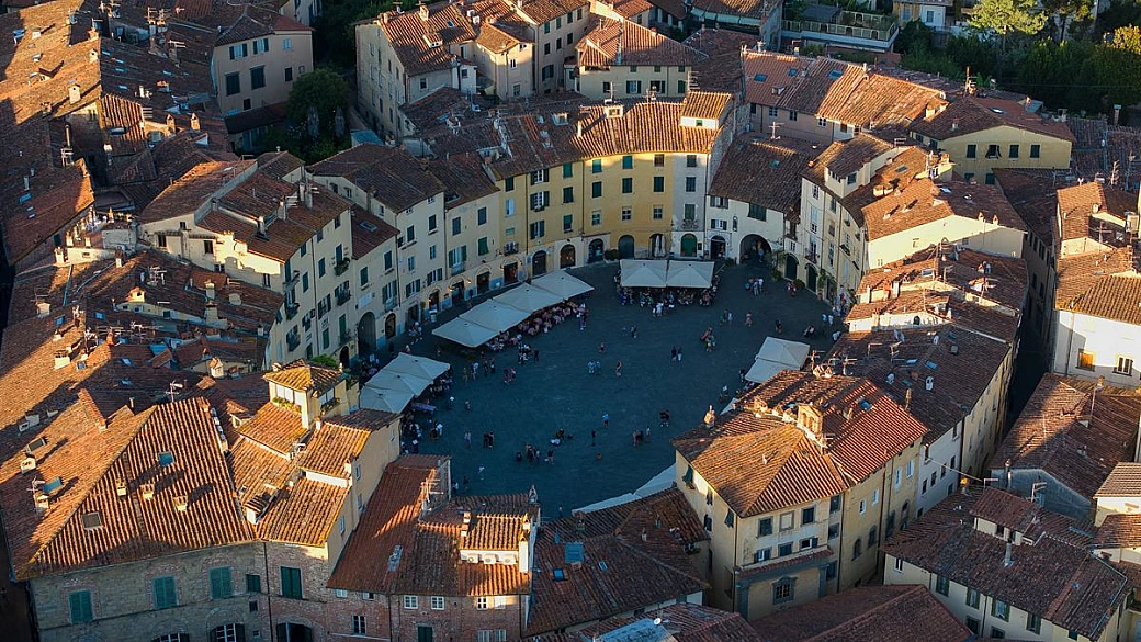 un anfiteatro romano nascosto tra le case: qui la città moderna ha costruito sopra l’antico