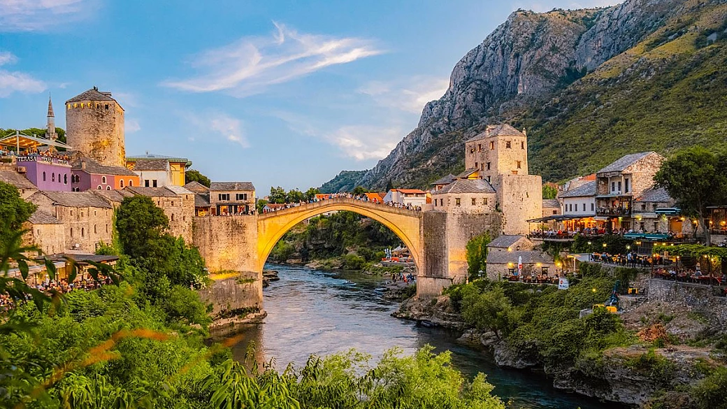 un ponte distrutto dalla guerra è tornato a unire due rive: la città europea che racconta molto più di un viaggio