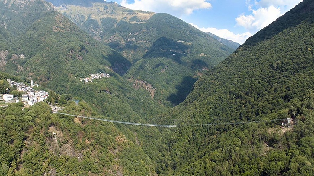 204 metri sospesi nel vuoto: in lombardia ha appena aperto un ponte pedonale da record
