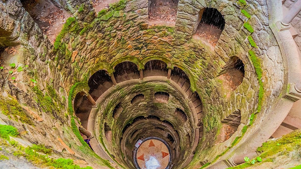 una scala a spirale scende dentro la terra: il palazzo portoghese dove ogni dettaglio nasconde un simbolo