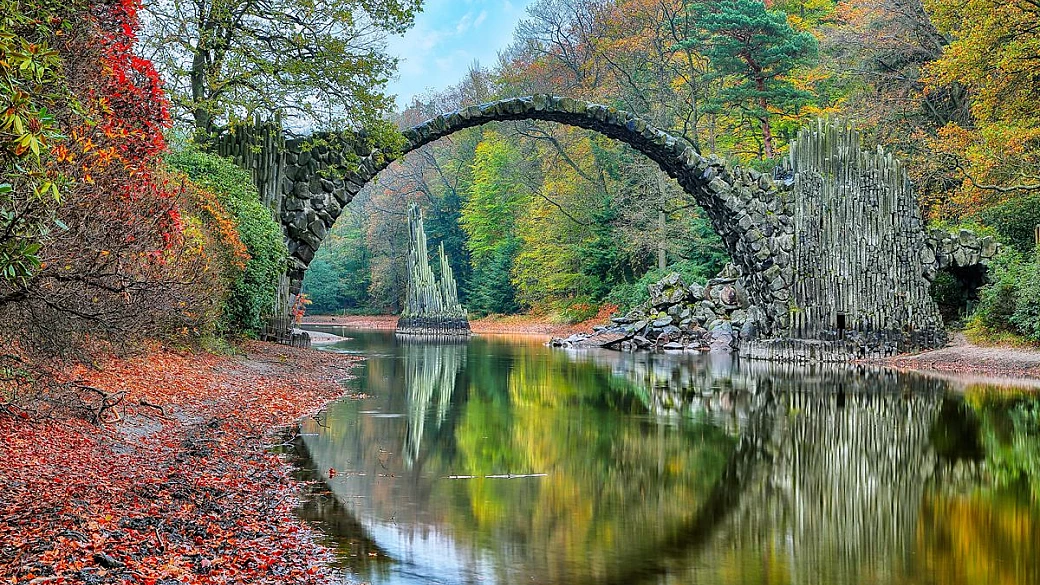 quando si riflette nell'acqua forma un cerchio perfetto: è il ponte di pietra più bello della foresta