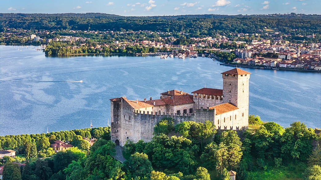sopra il lago maggiore c'è una fortezza con un museo di bambole e un salone affrescato che racconta il medioevo