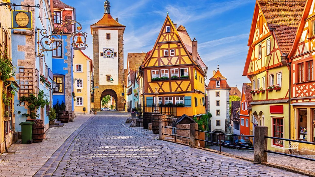 il borgo di legno della germania dove tutte le case sono colorate una diversa dall'altra