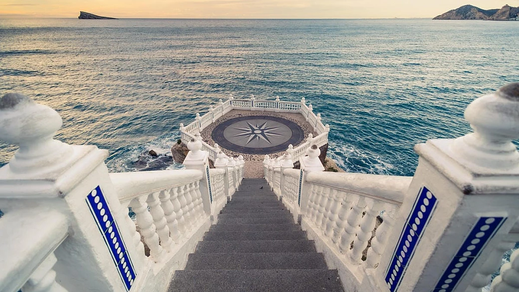l'esagono a picco sul mare dove ogni foto diventa magia: è la terrazza d'autore con vista sulla costa