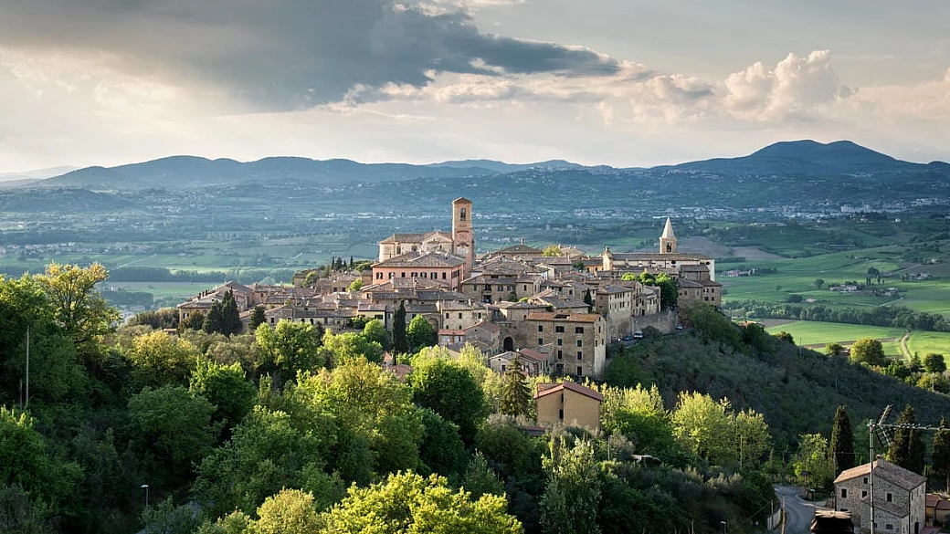 un vero paesaggio d'autore: in umbria c'è il borgo-balcone che risale addirittura ai tempi degli etruschi
