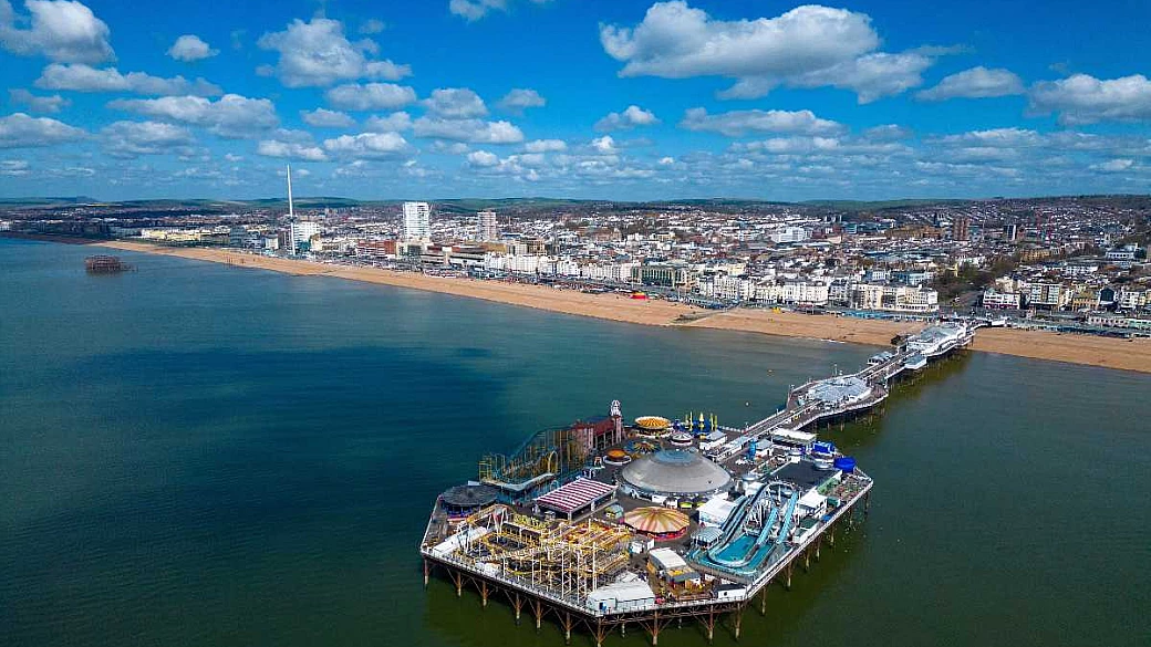 a solo un'ora da londra c'è la città di mare più eccentrica e vivace di tutta l'inghilterra