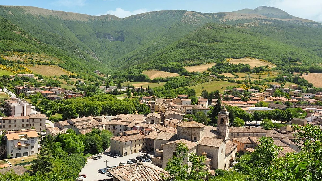 incastonato tra boschi millenari: il borgo delle 2 rocche dove si sforna un pane introvabile altrove