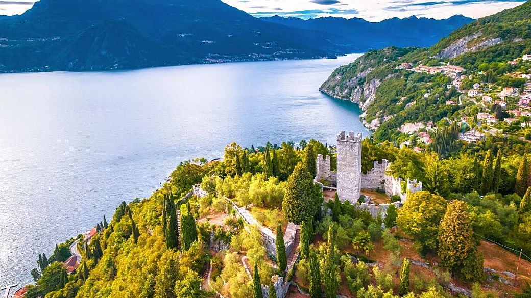 fantasmi di gesso e panorami mozzafiato: il castello infestato sul lago di como perfetto per l'autunno