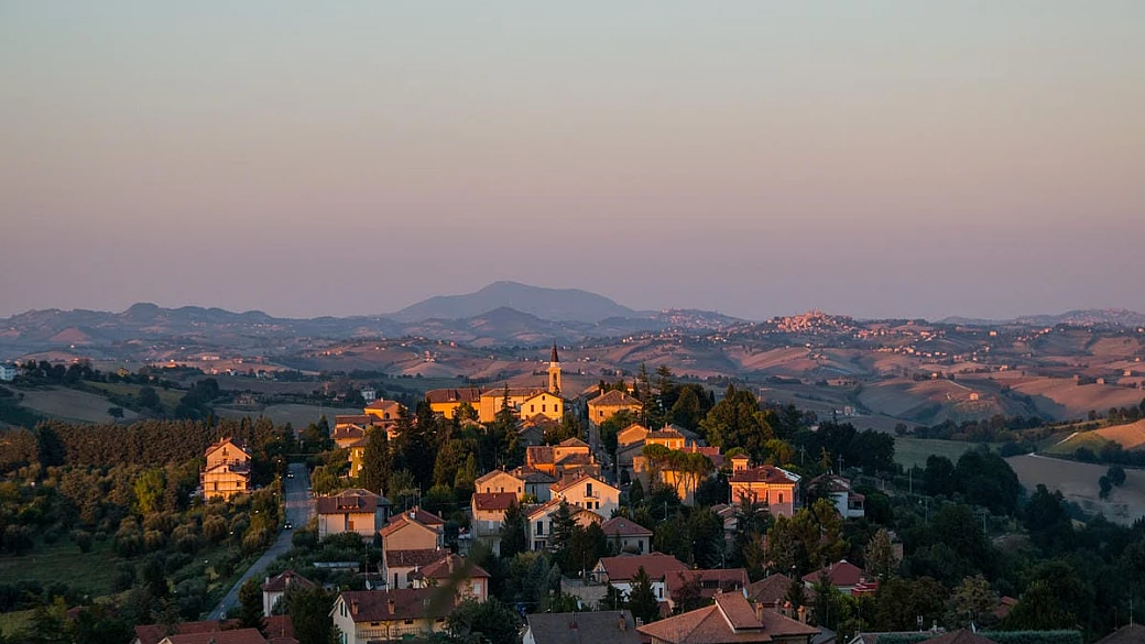 lo chiamano il balcone delle marche: il borgo a 600 metri d'altezza con un panorama che ti lascerà senza fiato