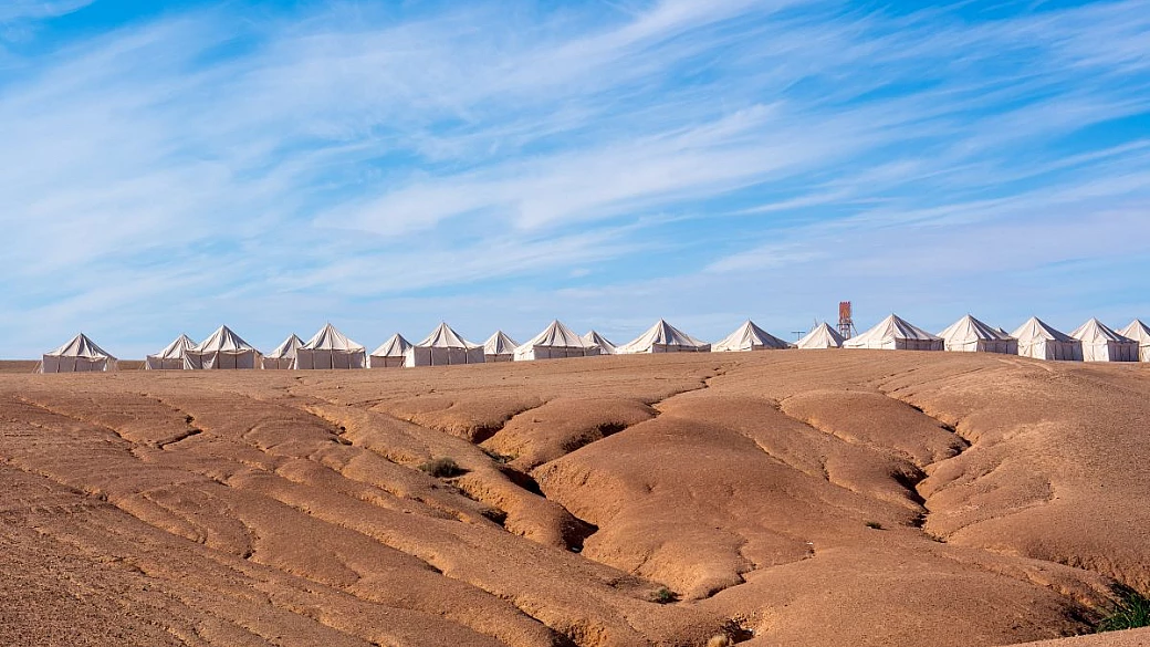 se sogni di dormire nel deserto, appena fuori marrakech c'è il luogo migliore per farlo