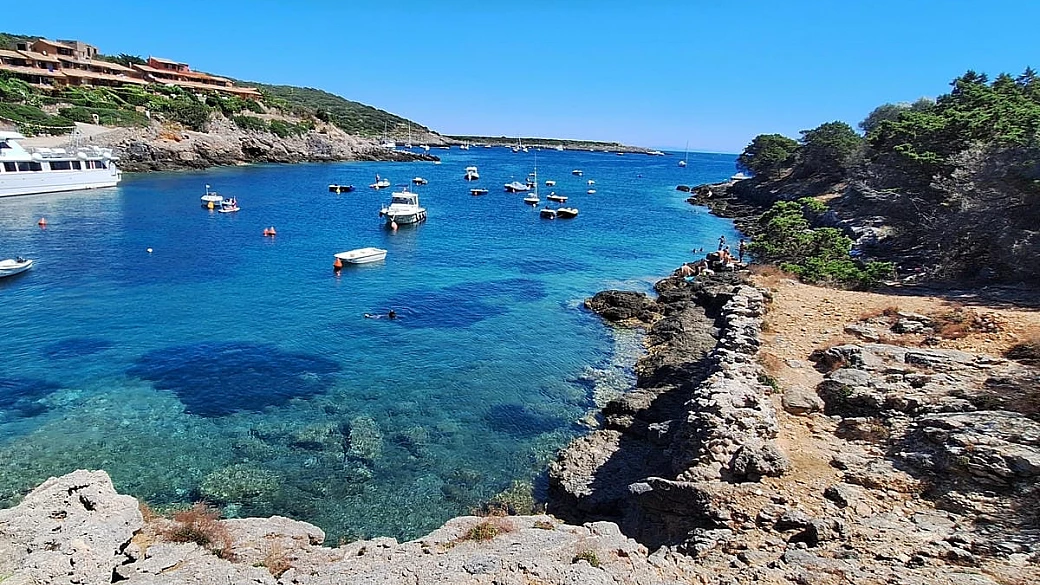 niente auto e zero asfalto: l'isola paradisiaca a un'ora dalla costa italiana dove il tempo si è fermato