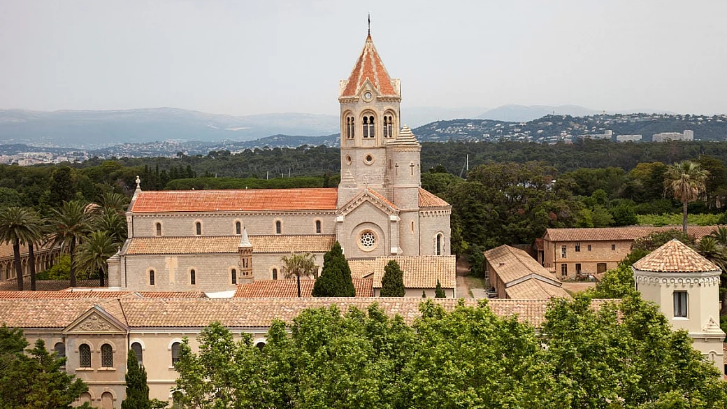 a pochi minuti da cannes c'è l'isola del silenzio dove puoi visitare un'antica abbazia coi suoi vigneti d'autore