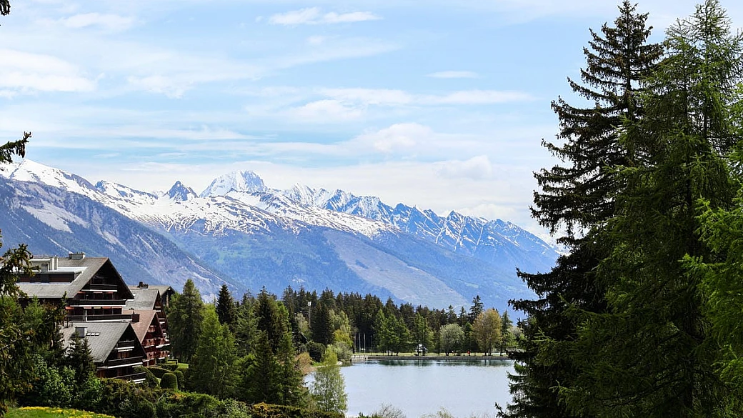 a due passi dall'italia ci sono le montagne dei bisses: il borgo alpino dove l'acqua disegna panorami unici al mondo