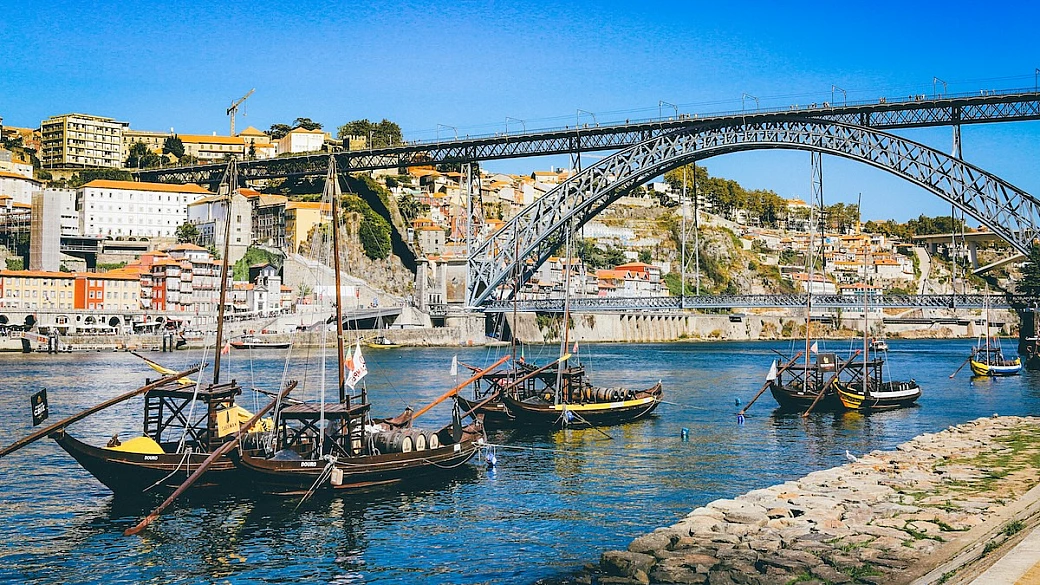 porto in autunno: tour in tuk tuk ecologici e battelli elettrici per scoprire la città e la regione vinicola del douro