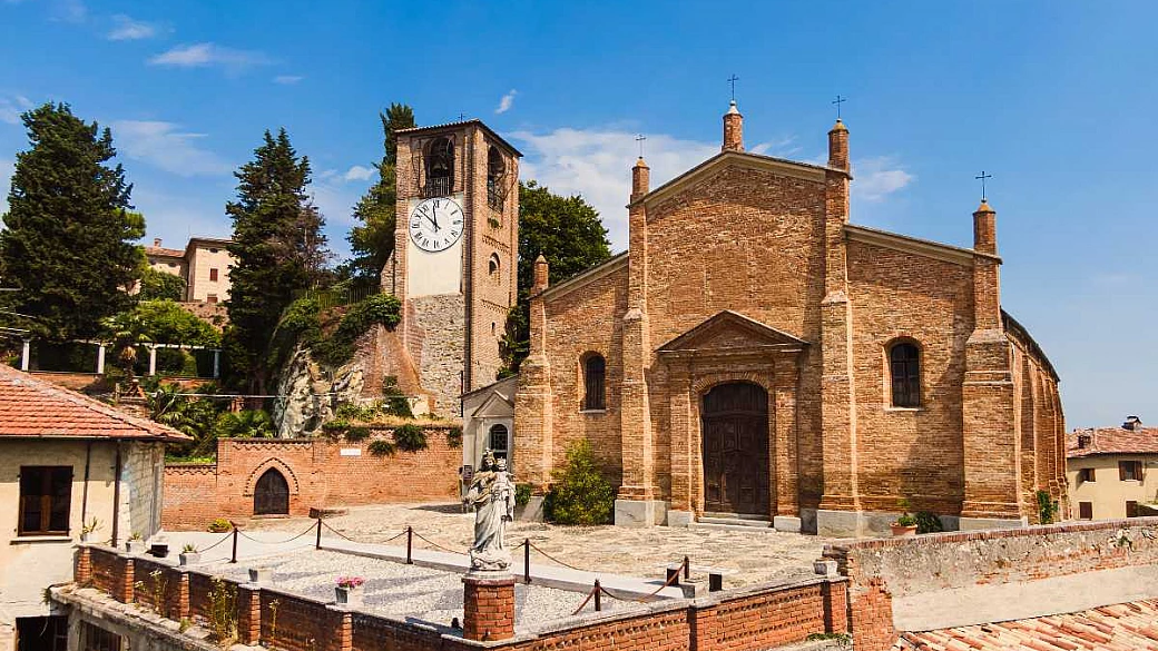 immerso tra vigne e castelli millenari: è il borgo piemontese da scoprire adesso (prima che arrivino tutti)
