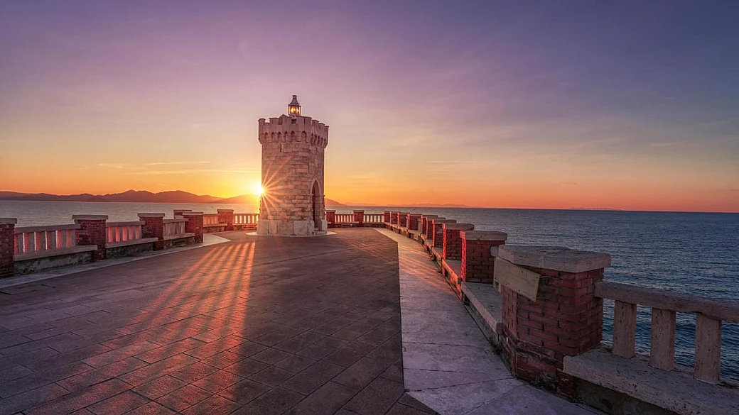 in toscana c'è la terrazza a picco sul mare più grande d'europa: la piazza panoramica sospesa sulle onde