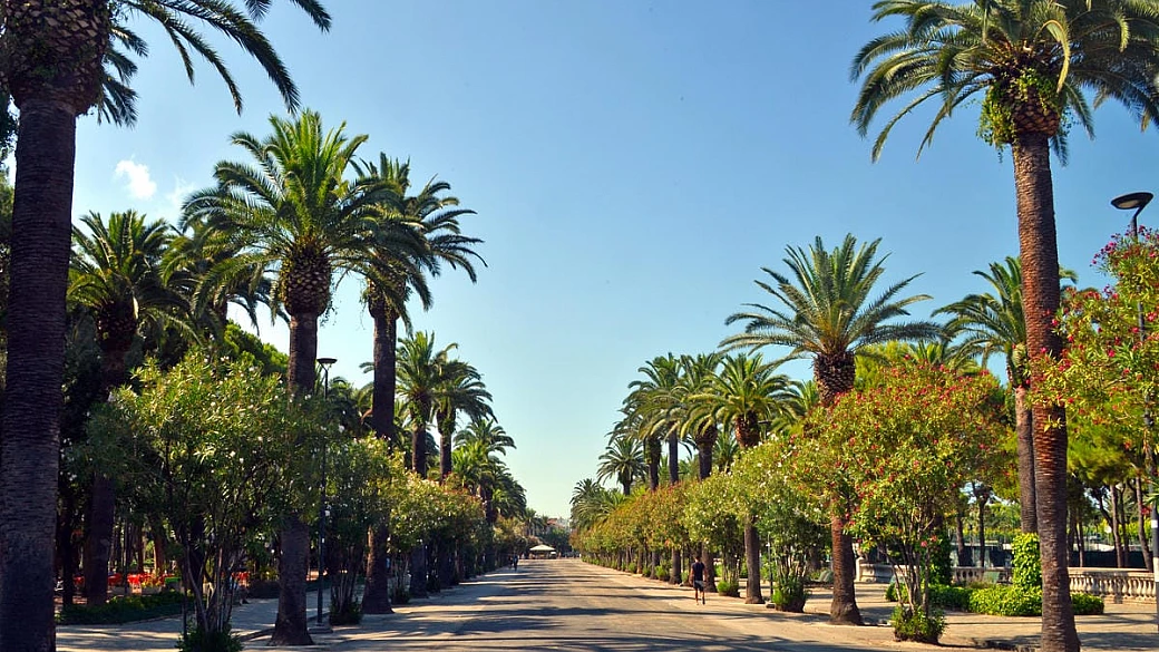 palme altissime e sabbia bianca: la riviera italiana dove l'estate dura fino ad autunno inoltrato