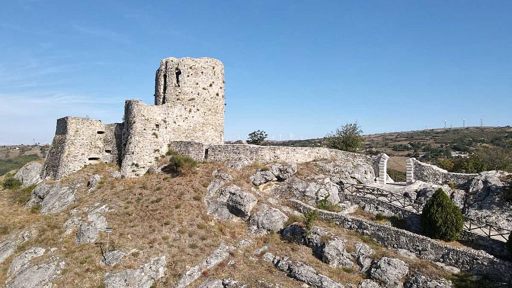 avellino, il paesaggio lunare ai piedi di un antico borgo tanto spaventoso quanto unico al mondo