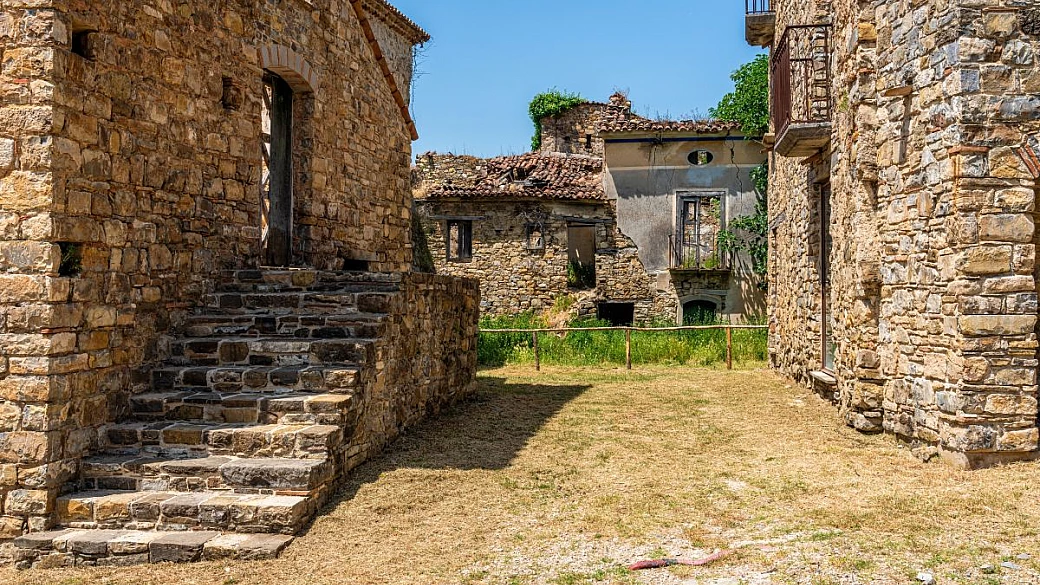 fino al 2024 aveva un unico abitante: oggi questo borgo del cilento è diventato una (bellissima) ghost town