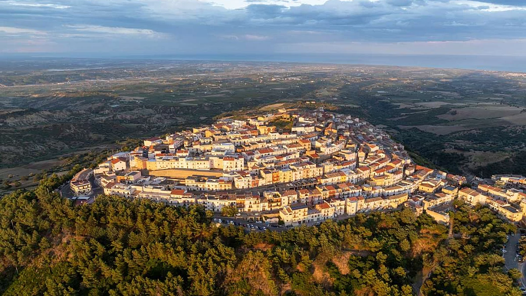 dall'alto si vede il mare e le sue strade sono una chiocciola: è il paese più originale di tutta la basilicata
