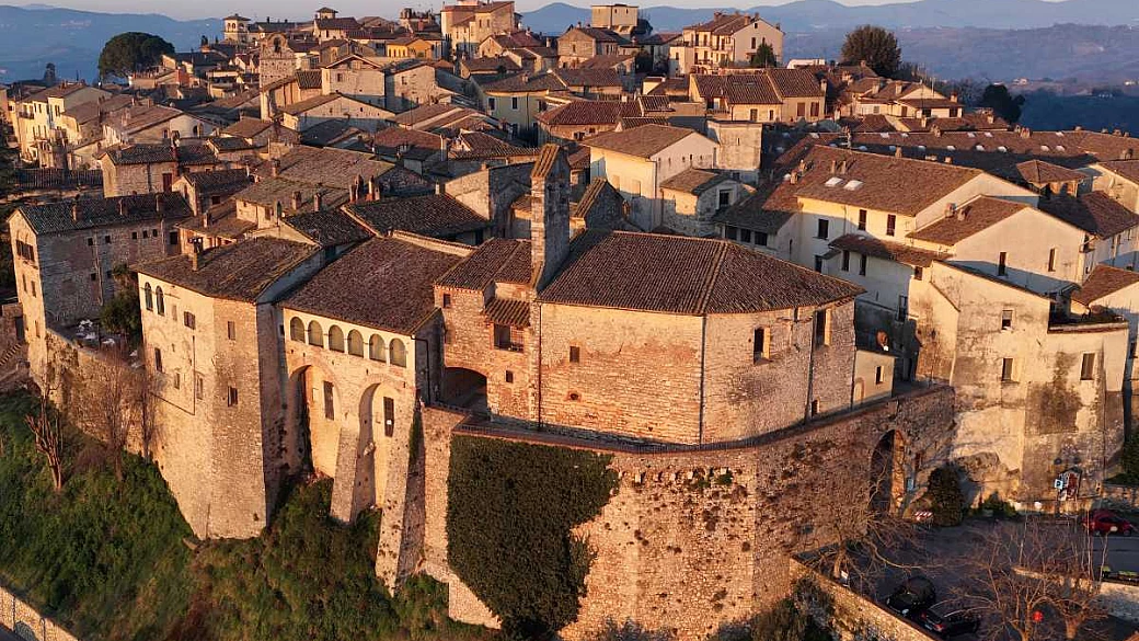 umbria, il borgo dell'acqua dove passeggiare tra fonti, musei e splendidi palazzi in pietra